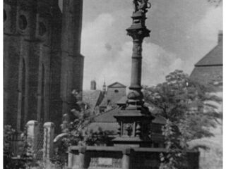 Denkmal im Garten der ehem. Herzog-Heinrich-Schule